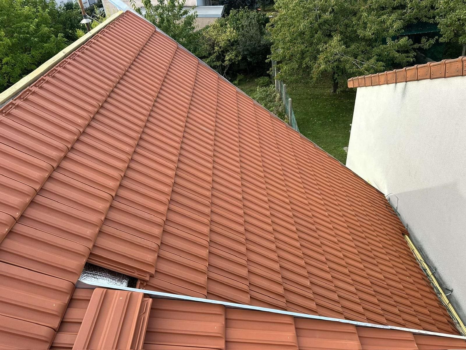 Réfection et réparation toiture Maurepas avec remplacement de tuiles et renfort étanchéité